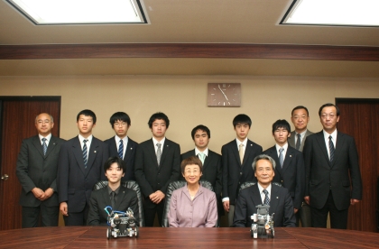 奥山仙台市長を囲んでの集合写真