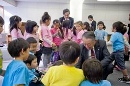 オープニングの前に園児たちを励ます平河内理事長と星宮学長